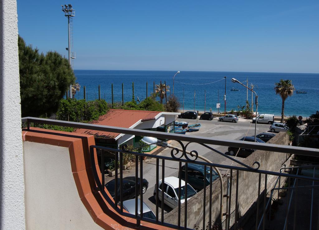 La Finestra Sul Mare Bed & Breakfast Letojanni Exterior photo